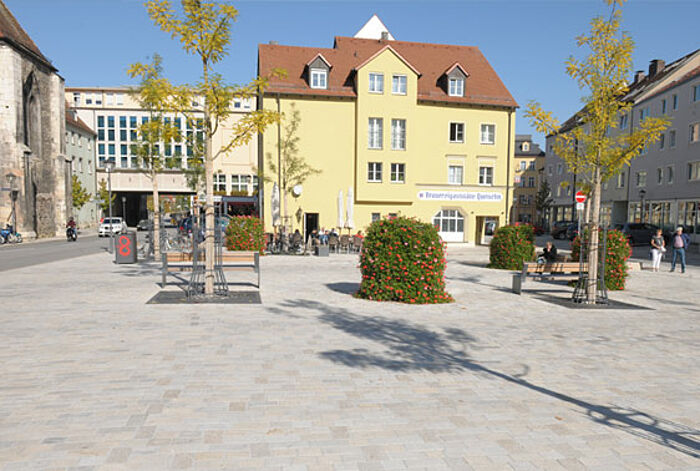 Regensburgs Schwanenplatz mit rustikalem Großpflaster
